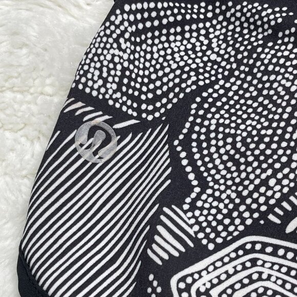 Lululemon Women's Dottie Tribe Geometric Print White Black Speed Shorts Size 4 - Picture 6 of 6